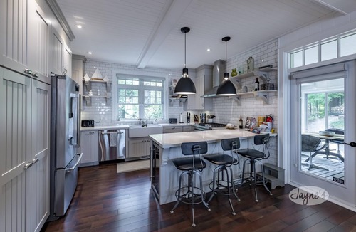 Muskoka Lakes Cottage | 6 bed 4 bath cottage on Lake Rosseau with boathouse and sandy beach!