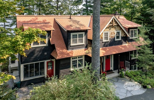 Muskoka Lakes Cottage | 6 bed 4 bath cottage on Lake Rosseau with boathouse and sandy beach!