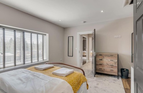 Thorpe St Andrew House | 6 bed 6 bath house perfect for contractors