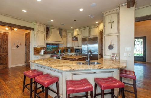 Enchanted Oaks House | 6 Bed 6 Bathroom!Stunning Oasis on the shores of Cedar Creek Lake