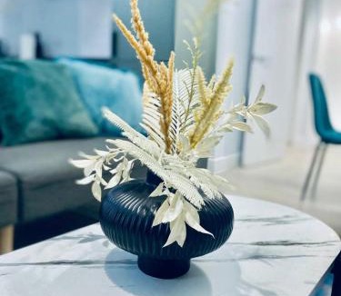 Dover Apartment | 6-Bed Coastal Flat, Walk to Castle & Parking