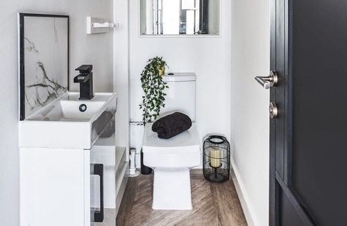 Little Eaton House | 6 Bed House, 10 Guests, Optional Hot Tub