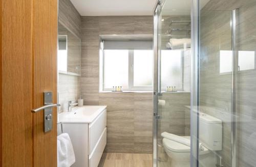 Seisdon House | 6 Bedroom, 2 Bathroom Modern, Spacious Home