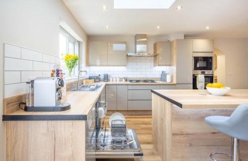 Seisdon House | 6 Bedroom, 2 Bathroom Modern, Spacious Home