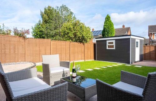 Seisdon House | 6 Bedroom, 2 Bathroom Modern, Spacious Home