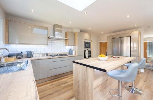 Seisdon House | 6 Bedroom, 2 Bathroom Modern, Spacious Home