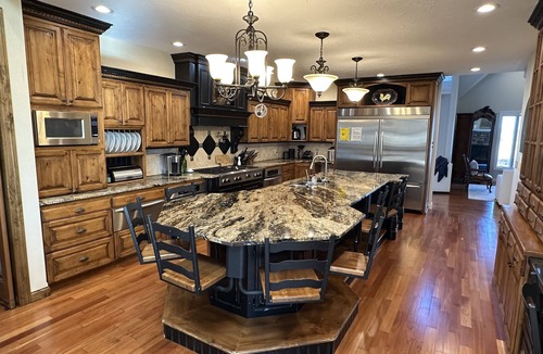 Kearney House | 6 bedroom 5 bathroom kearney NE house huge kitchen and theatre.