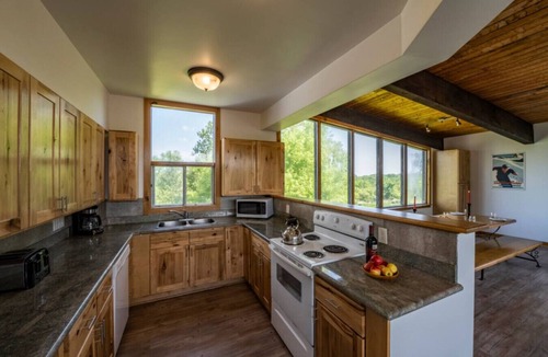 The Blue Mountains Cottage | 6 bedroom Chalet/Cottage with Hot Tub, Sauna, Ping Pong Table at Blue Mountain