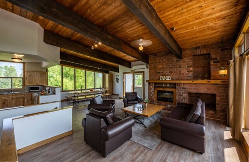 The Blue Mountains Cottage | 6 bedroom Chalet/Cottage with Hot Tub, Sauna, Ping Pong Table at Blue Mountain