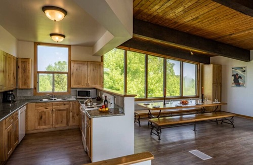 The Blue Mountains Cottage | 6 bedroom Chalet/Cottage with Hot Tub, Sauna, Ping Pong Table at Blue Mountain