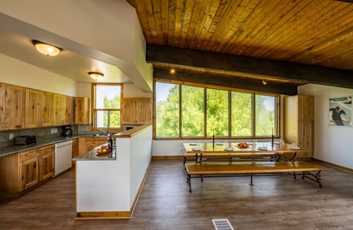 The Blue Mountains Cottage | 6 bedroom Chalet/Cottage with Hot Tub, Sauna, Ping Pong Table at Blue Mountain