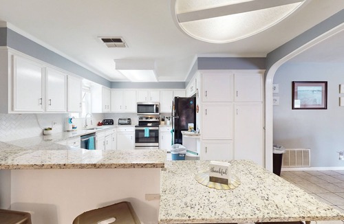 Flour Bluff House | 6-bedroom cozy home with water view and deck with patio furniture