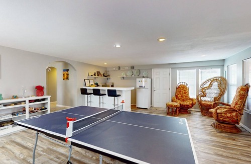 Flour Bluff House | 6-bedroom cozy home with water view and deck with patio furniture