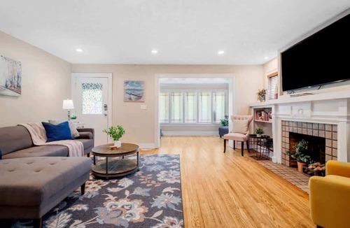 Cleveland House | 6 Bedroom Entire Duplex for Large Groups!