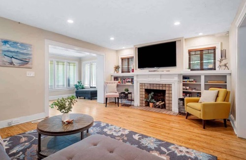 Cleveland House | 6 Bedroom Entire Duplex for Large Groups!