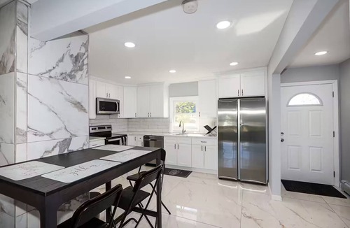 Glen Head House | 6-Bedroom Home in Levittown