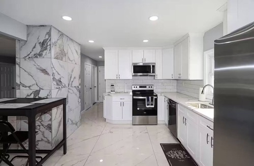 Glen Head House | 6-Bedroom Home in Levittown