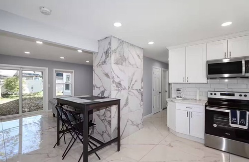 Glen Head House | 6-Bedroom Home in Levittown