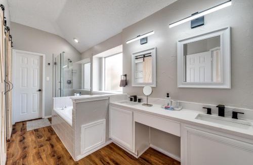 The Colony House | 6 Bedroom Home with Pool, Centrally Located
