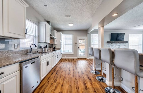 The Colony House | 6 Bedroom Home with Pool, Centrally Located