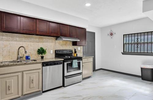 Houston House | 6 Bedroom house 15 minutes from iah airport.