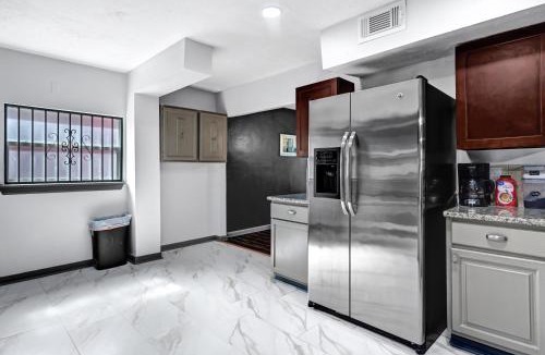 Houston House | 6 Bedroom house 15 minutes from iah airport.