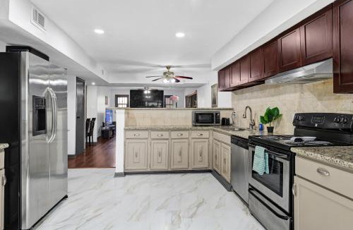 Houston House | 6 Bedroom house 15 minutes from iah airport.