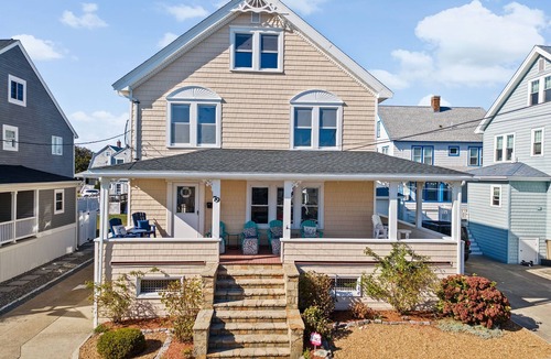 Waveland House | 6 Bedroom house steps from the sandy beach