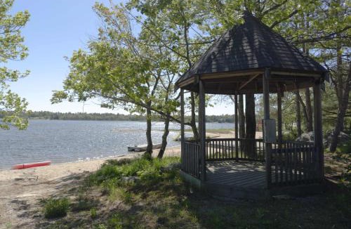 Carling House | 6 Bedroom Lakefront Main House in Sand Bay
