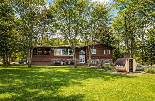 Carling House | 6 Bedroom Lakefront Main House #14 in Sand Bay