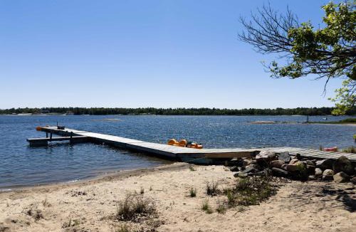 Carling House | 6 Bedroom Lakefront Main House #14 in Sand Bay