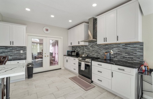 Ontario House | 6 bedroom Large house. Near Airport,Outlets Mall, No big Party, Pets Friendly