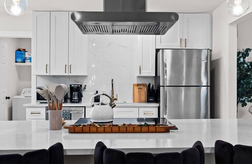 North San Antonio - SAT House | 6 Bedroom Modern Home near Riverwalk, AFB, and Airport with Parking