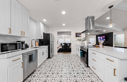 North San Antonio - SAT House | 6 Bedroom Modern Home near Riverwalk, AFB, and Airport with Parking