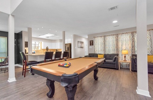 Kingwood House | 6-Bedroom Retreat, Pool & Spa: 20 Min Downtown GB