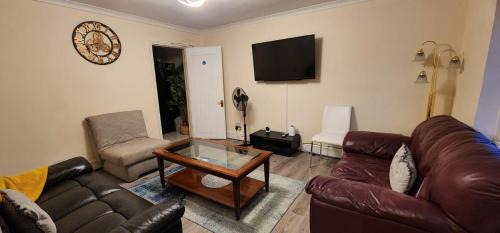 Byfleet Villa | 6 Bedroom Spacious villa, Free Parking