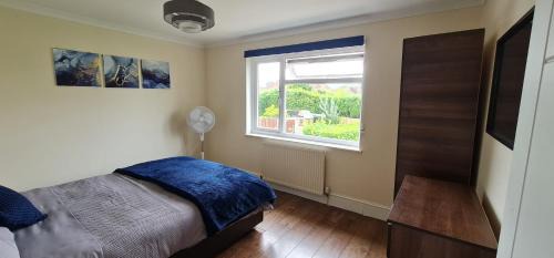 Byfleet Villa | 6 Bedroom Spacious villa, Free Parking