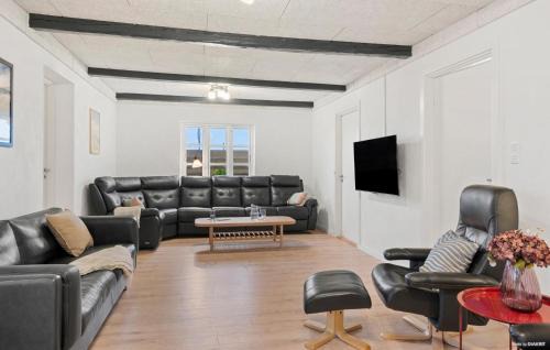Give House | 6 Bedroom Stunning Home In Give