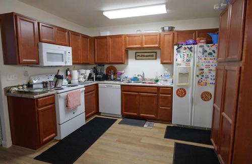 Sunrise Manor House | 6 bedrooms/10 minutes to the strip!