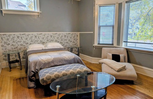 Winnipeg House | 6 Bedrooms/3 bathrooms/Free parking 8 mins to downtown
