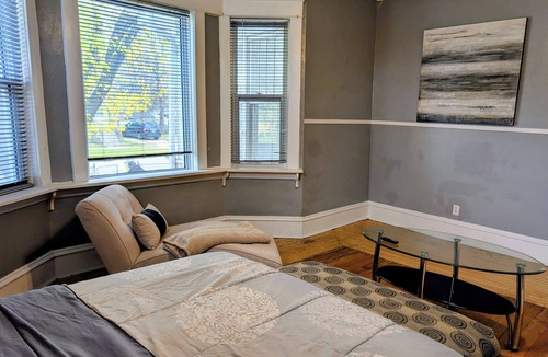 Winnipeg House | 6 Bedrooms/3 bathrooms/Free parking 8 mins to downtown
