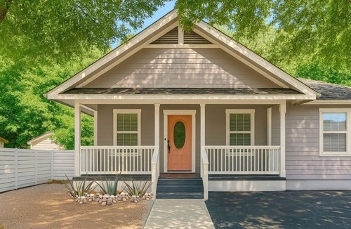 Eastside Promise Neighborhood House | 6 Bedrooms l 1 mi to Alamo + Riverwalk l Private Pool l Family + Pet Friendly
