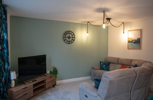 Peterborough Apartment | 6-beds Home in Hampton Vale | Contractors welcome