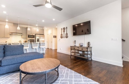 Hermitage Villa | 6 Beds + Safe & Quiet! 6 to Airport & 15 to Downtown!