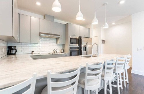Hermitage Villa | 6 Beds + Safe & Quiet! 6 to Airport & 15 to Downtown!