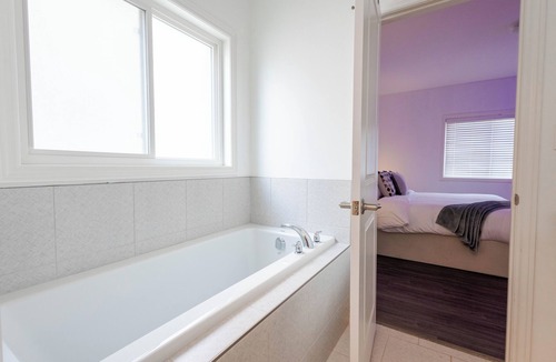 Thorold House | 6 Beds Serenity Oasis in Falls/Pool Table + Ping Pong