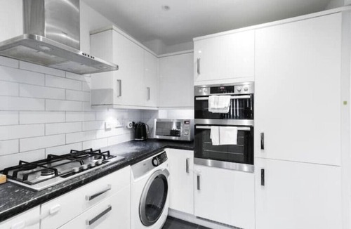 Leavesden House | 6 Berth- 5Beds- 2Bathroom- 3 room- 2 parking space