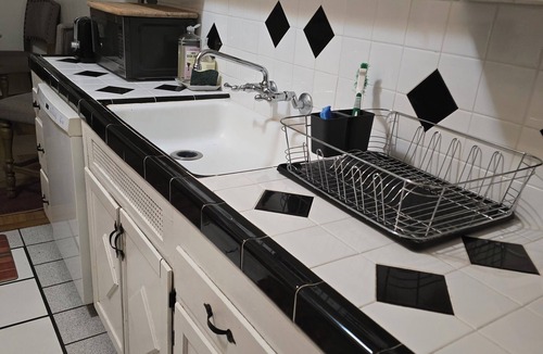 Ocean Park Apartment | 6 blocks to Santa Monica beach, great neighborhood