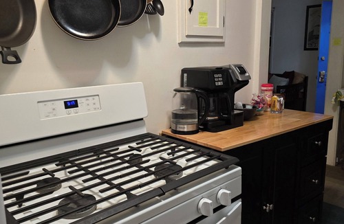 Ocean Park Apartment | 6 blocks to Santa Monica beach, great neighborhood