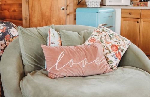 Sequim Cabin | # 6 Boho Romantic Suite Hot Tub Private Beach-Kitchenette